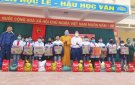 Trường trung học cơ sở xã Cẩm Long tặng quà cho học sinh có hoàn cảnh khó khăn